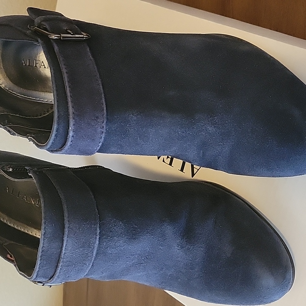 Alfani Ink Color Suede Ankle booties sz 8.5 with buckle and inside zippers